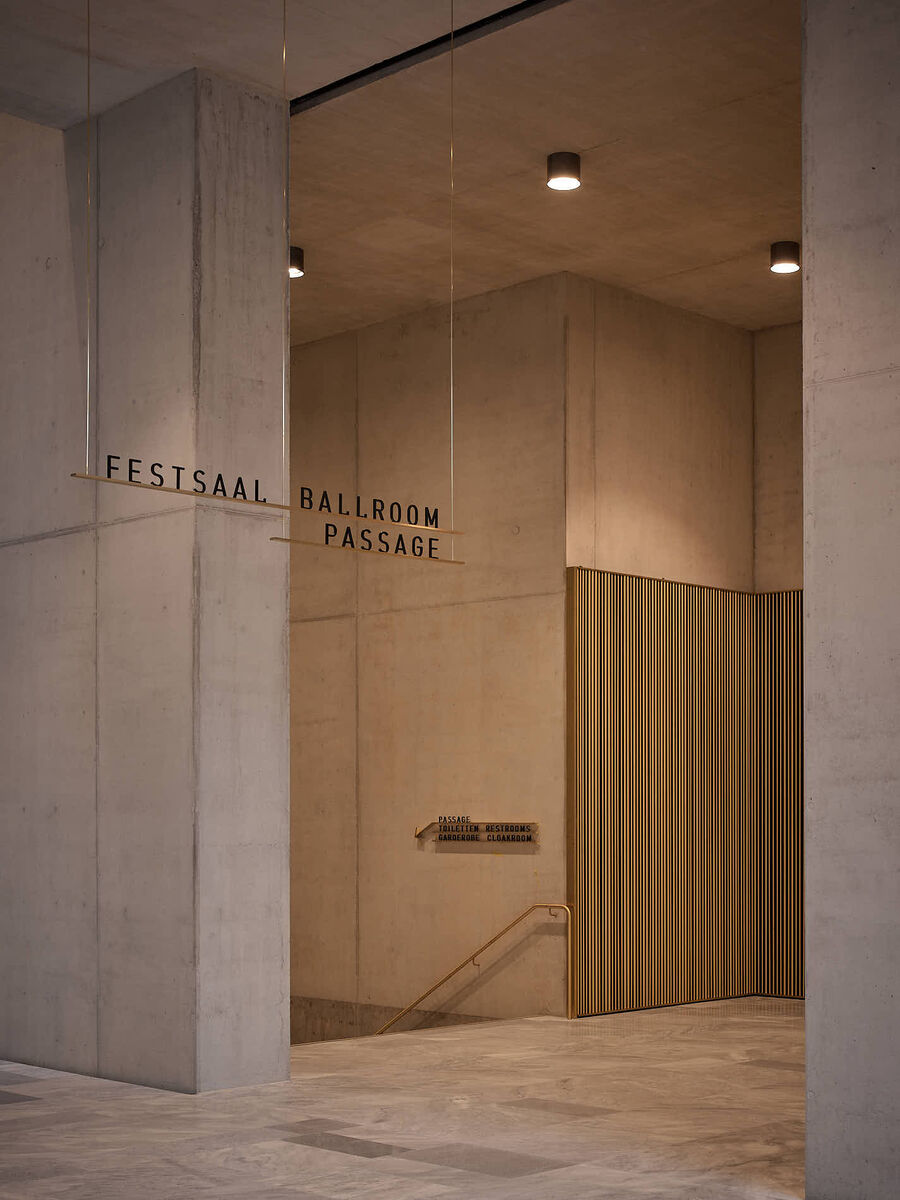 Architekturfotografie des Erweiterungsbaus des Kunsthaus Zürich von David Chipperfield Architects – Sichtbeton, Stein, Messing und Licht in klarer Komposition.