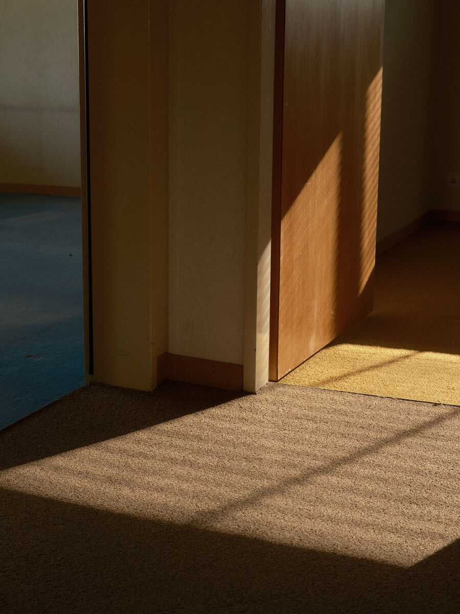Architekturfotografie von Stettler Photography: Leere Räume, Licht und Schatten im Haus Oberdorf, stimmungsvolle fotografische Bestandesaufnahme in Solothurn, Schweiz.