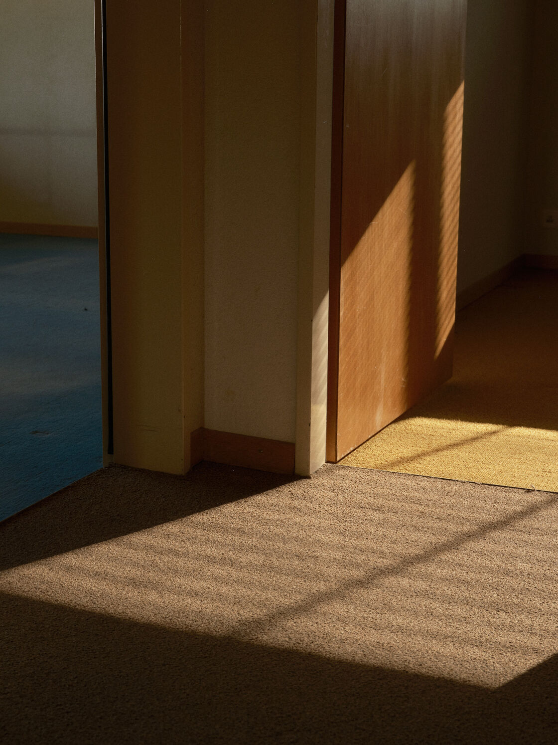 Architekturfotografie von Stettler Photography: Leere Räume, Licht und Schatten im Haus Oberdorf, stimmungsvolle fotografische Bestandesaufnahme in Solothurn, Schweiz.