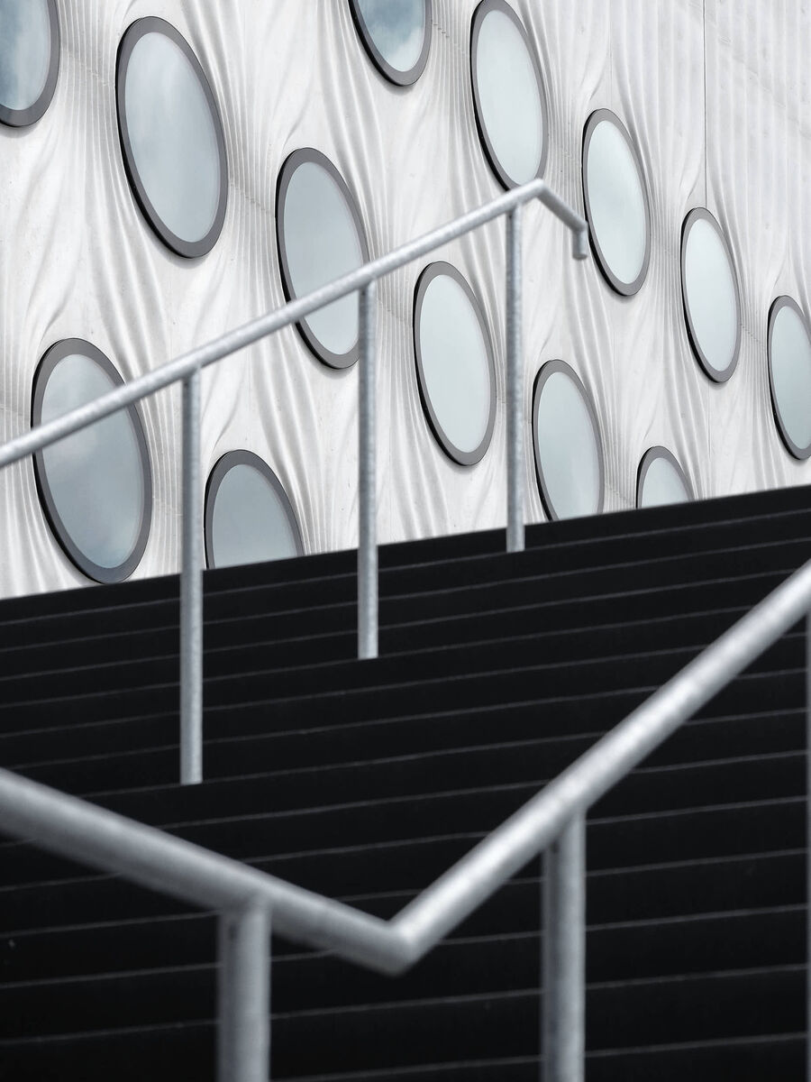 Architekturfotografie der Swiss Life Arena in Zürich von Caruso St. John – eine fotografische Serie vom Rohbau bis zur fertigen Architektur, mit Betonstrukturen, Licht, Treppen und Fassaden.