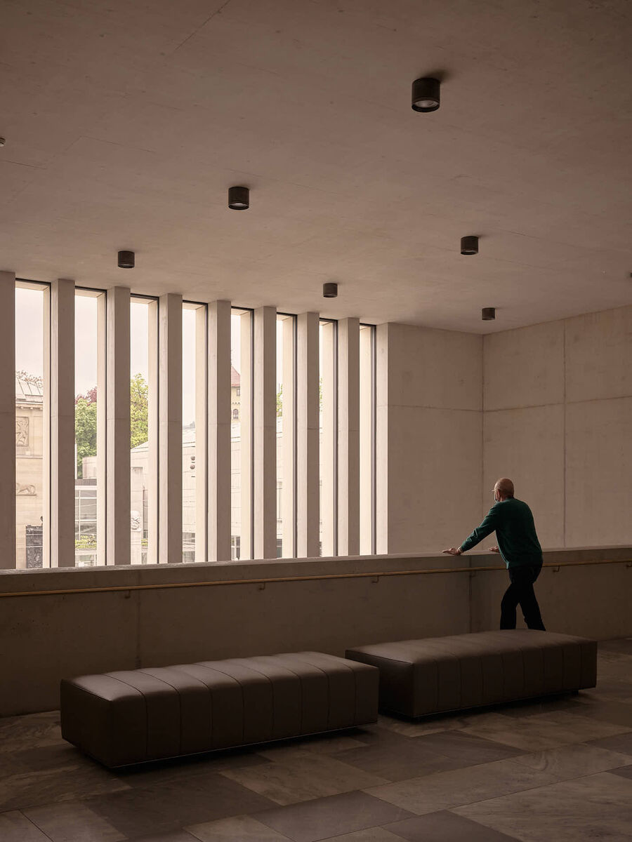 Architekturfotografie des Erweiterungsbaus des Kunsthaus Zürich von David Chipperfield Architects – Sichtbeton, Stein, Messing und Licht in klarer Komposition.