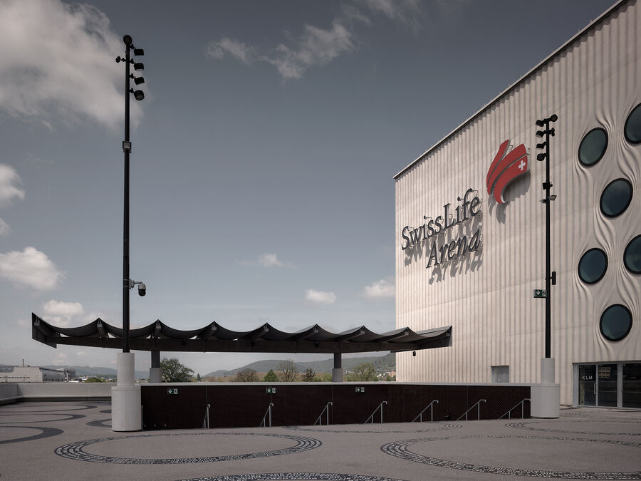Architekturfotografie der Swiss Life Arena in Zürich von Caruso St. John – eine fotografische Serie vom Rohbau bis zur fertigen Architektur, mit Betonstrukturen, Licht, Treppen und Fassaden.