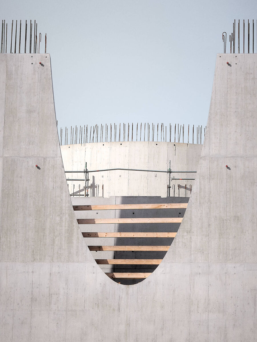 Architekturfotografie der Swiss Life Arena in Zürich von Caruso St. John – eine fotografische Serie vom Rohbau bis zur fertigen Architektur, mit Betonstrukturen, Licht, Treppen und Fassaden.