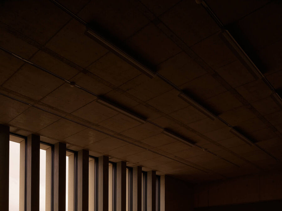 Architekturfotografie des Erweiterungsbaus des Kunsthaus Zürich von David Chipperfield Architects – Sichtbeton, Stein, Messing und Licht in klarer Komposition.
