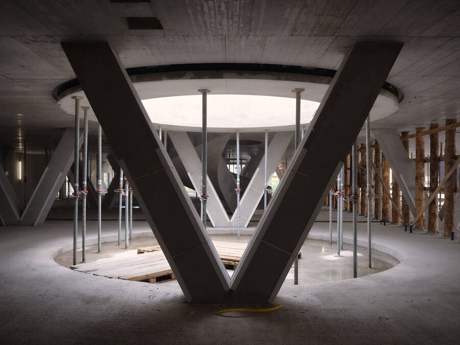 Architekturfotografie der Swiss Life Arena in Zürich von Caruso St. John – eine fotografische Serie vom Rohbau bis zur fertigen Architektur, mit Betonstrukturen, Licht, Treppen und Fassaden.