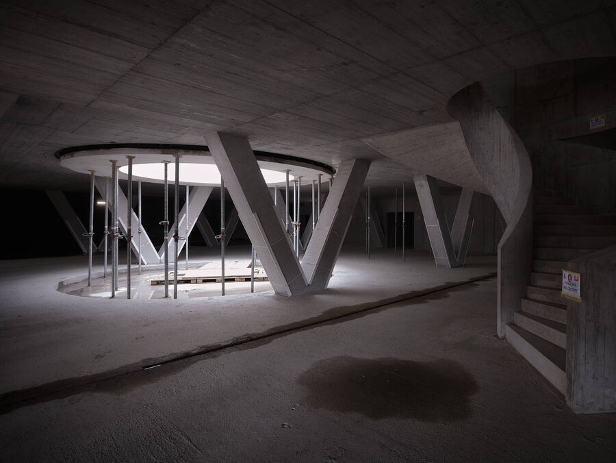 Architekturfotografie der Swiss Life Arena in Zürich von Caruso St. John – eine fotografische Serie vom Rohbau bis zur fertigen Architektur, mit Betonstrukturen, Licht, Treppen und Fassaden.