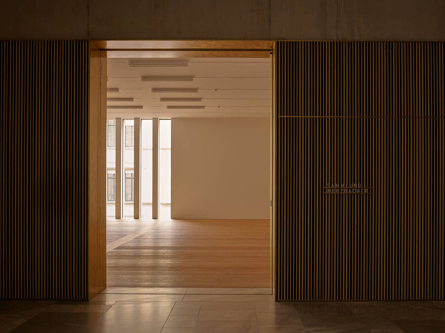 Architekturfotografie des Erweiterungsbaus des Kunsthaus Zürich von David Chipperfield Architects – Sichtbeton, Stein, Messing und Licht in klarer Komposition.