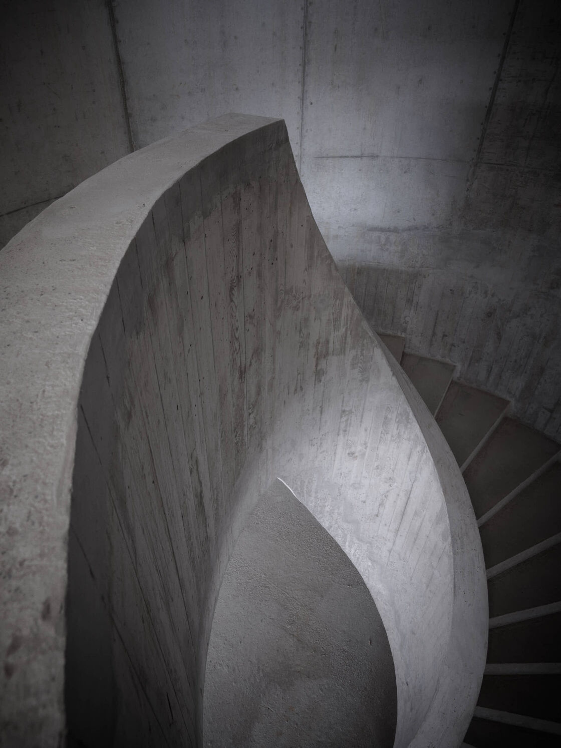 Architekturfotografie der Swiss Life Arena in Zürich von Caruso St. John – eine fotografische Serie vom Rohbau bis zur fertigen Architektur, mit Betonstrukturen, Licht, Treppen und Fassaden.