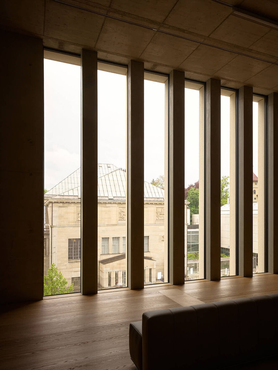 Architekturfotografie des Erweiterungsbaus des Kunsthaus Zürich von David Chipperfield Architects – Sichtbeton, Stein, Messing und Licht in klarer Komposition.