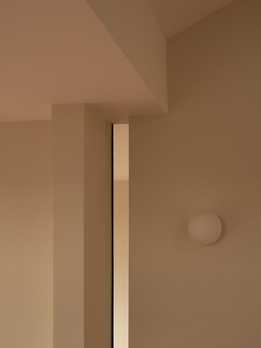 Architekturfotografie eines sensibel umgebauten Einfamilienhauses in Bolligen von Coora Architektur mit Lehmputz, warmen Farbtönen und klarer architektonischer Struktur.