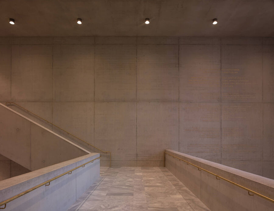 Architekturfotografie des Erweiterungsbaus des Kunsthaus Zürich von David Chipperfield Architects – Sichtbeton, Stein, Messing und Licht in klarer Komposition.