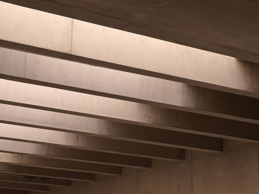 Architekturfotografie des Erweiterungsbaus des Kunsthaus Zürich von David Chipperfield Architects – Sichtbeton, Stein, Messing und Licht in klarer Komposition.