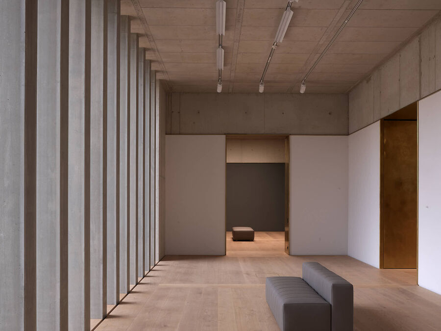 Architekturfotografie des Erweiterungsbaus des Kunsthaus Zürich von David Chipperfield Architects – Sichtbeton, Stein, Messing und Licht in klarer Komposition.