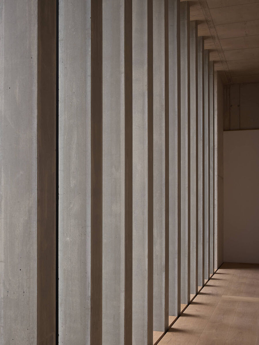 Architekturfotografie des Erweiterungsbaus des Kunsthaus Zürich von David Chipperfield Architects – Sichtbeton, Stein, Messing und Licht in klarer Komposition.