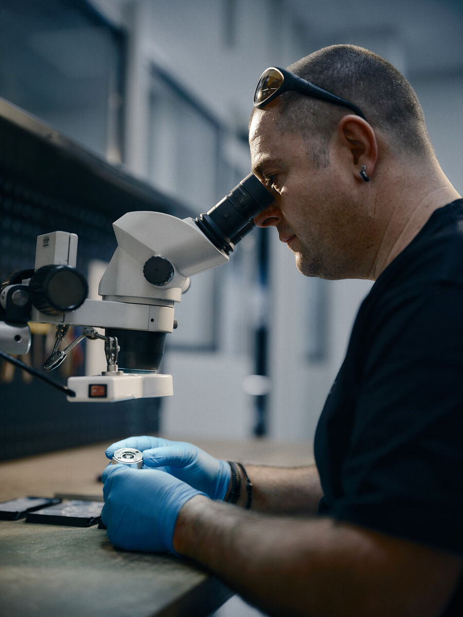 Authentische Industriefotografie bei Createch: Menschen, Technologien und Prozesse im Spannungsfeld von Hightech, Handwerk und cineastischer Bildsprache. Präzision für Raumfahrt, Medizin und Uhrenindustrie – sichtbar gemacht.