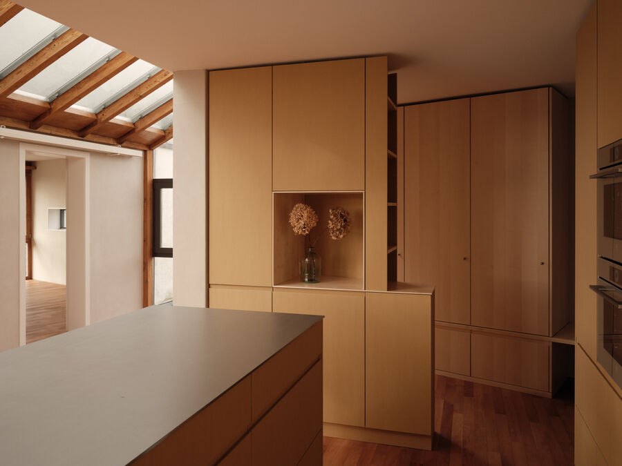 Architekturfotografie eines sensibel umgebauten Einfamilienhauses in Bolligen von Coora Architektur mit Lehmputz, warmen Farbtönen und klarer architektonischer Struktur.